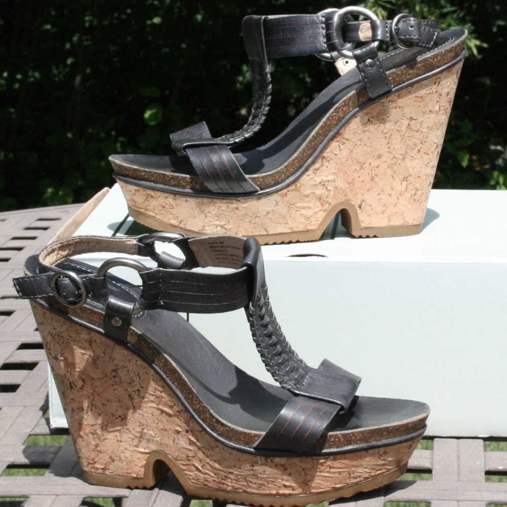 FRYE BRAYLIN T STRAP SZ 8  Woman's Wedge Sandal
